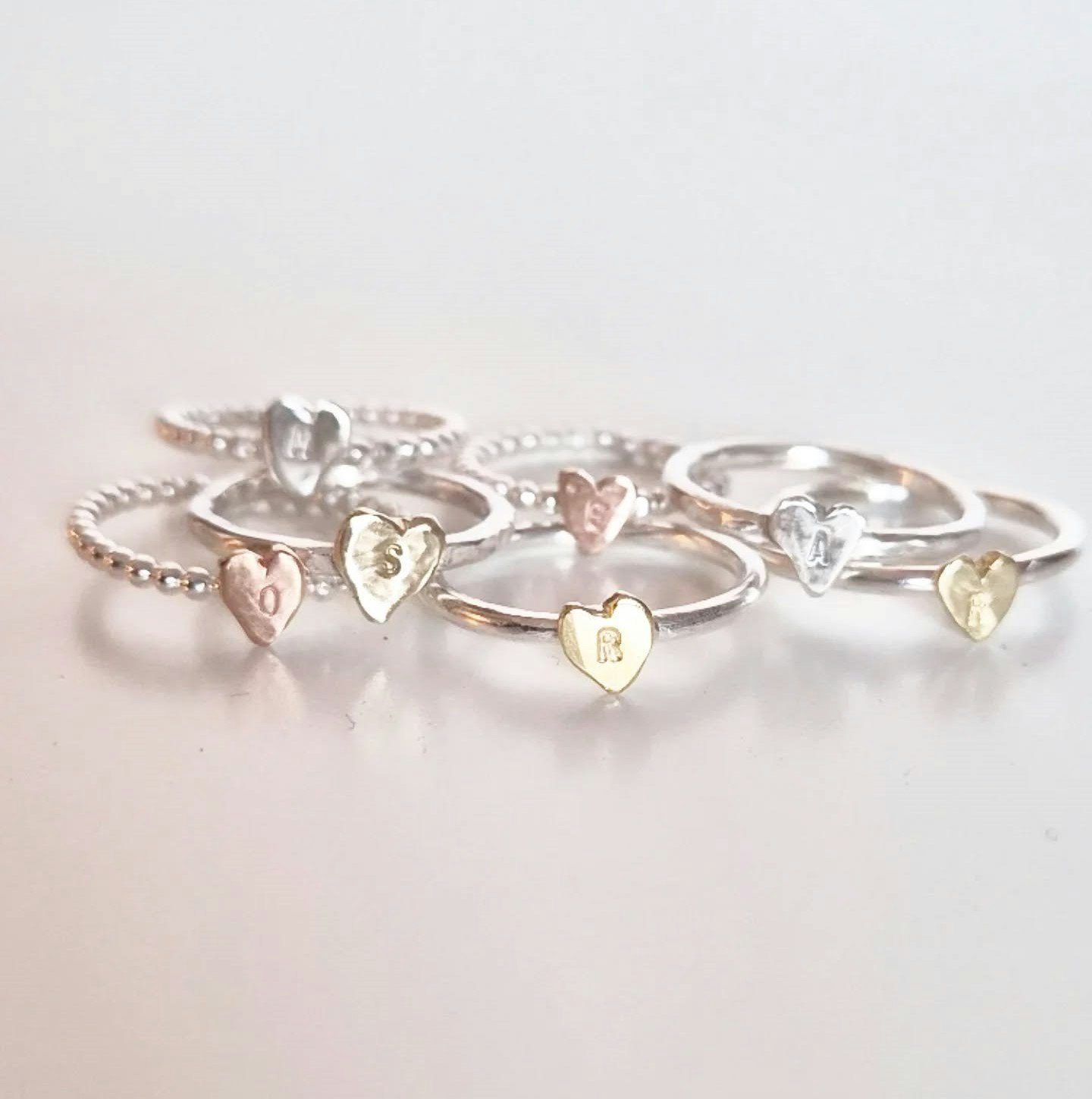 Happy Heart Initials hamrad silverring med handsågat bokstavshjärta i mässing
