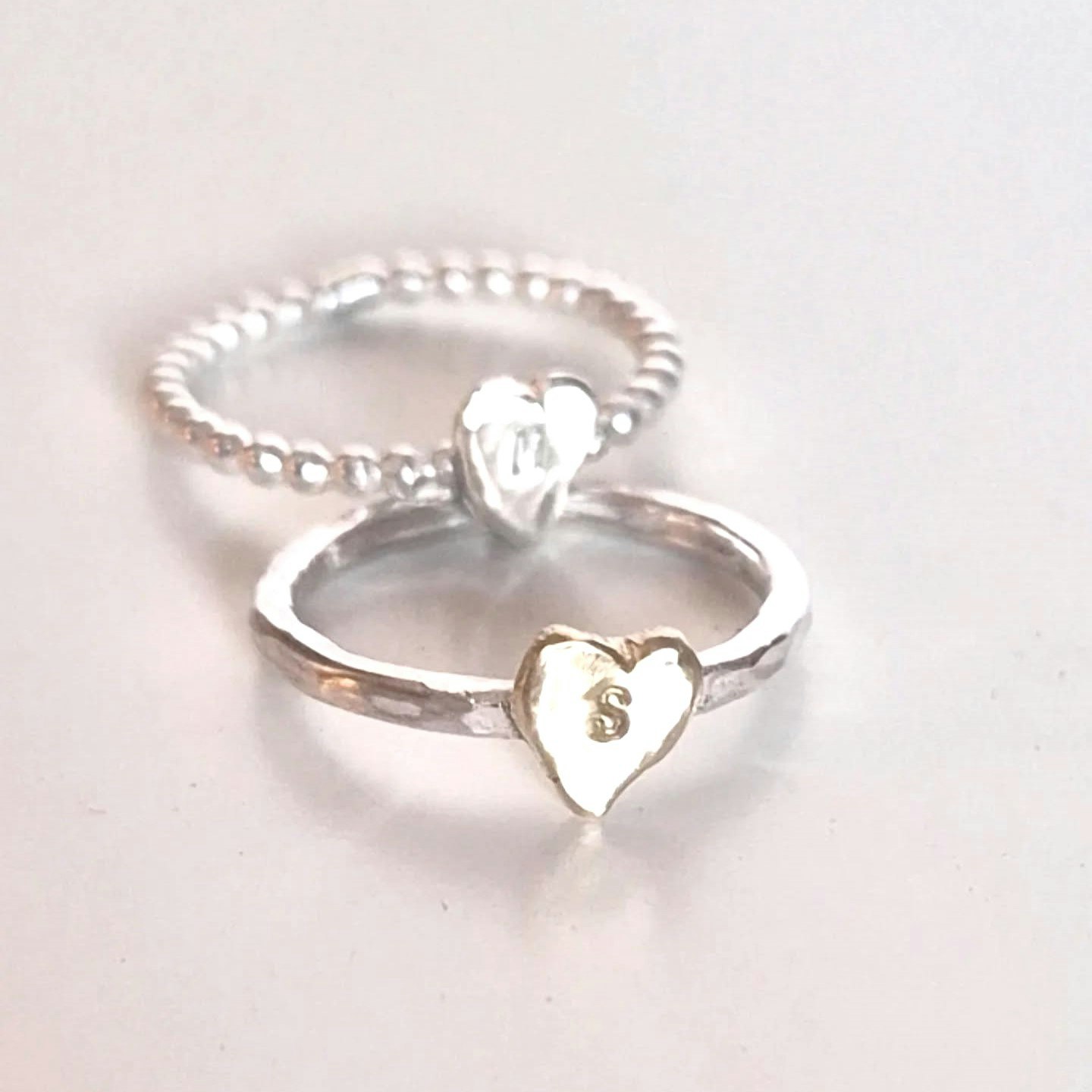 Happy Heart Initials hamrad silverring med handsågat bokstavshjärta i mässing