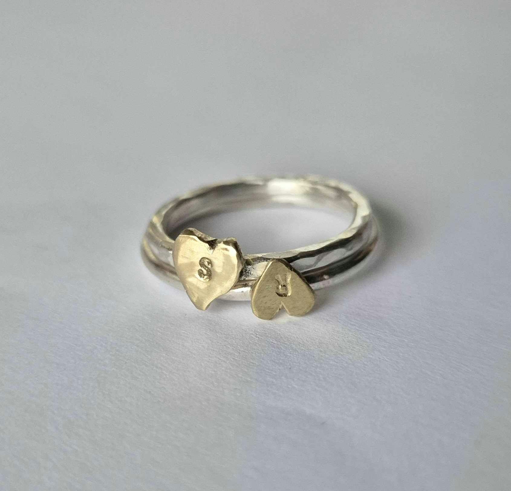 Happy Heart Initials hamrad silverring med handsågat bokstavshjärta i mässing