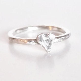 Happy Heart Initials hamrad silverring med ett handsågat bokstavshjärta i silver