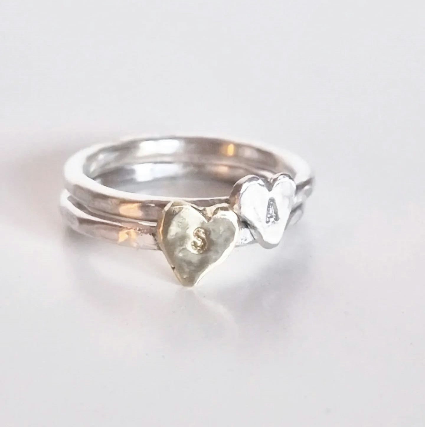 Happy Heart Initials hamrad silverring med ett handsågat bokstavshjärta i silver