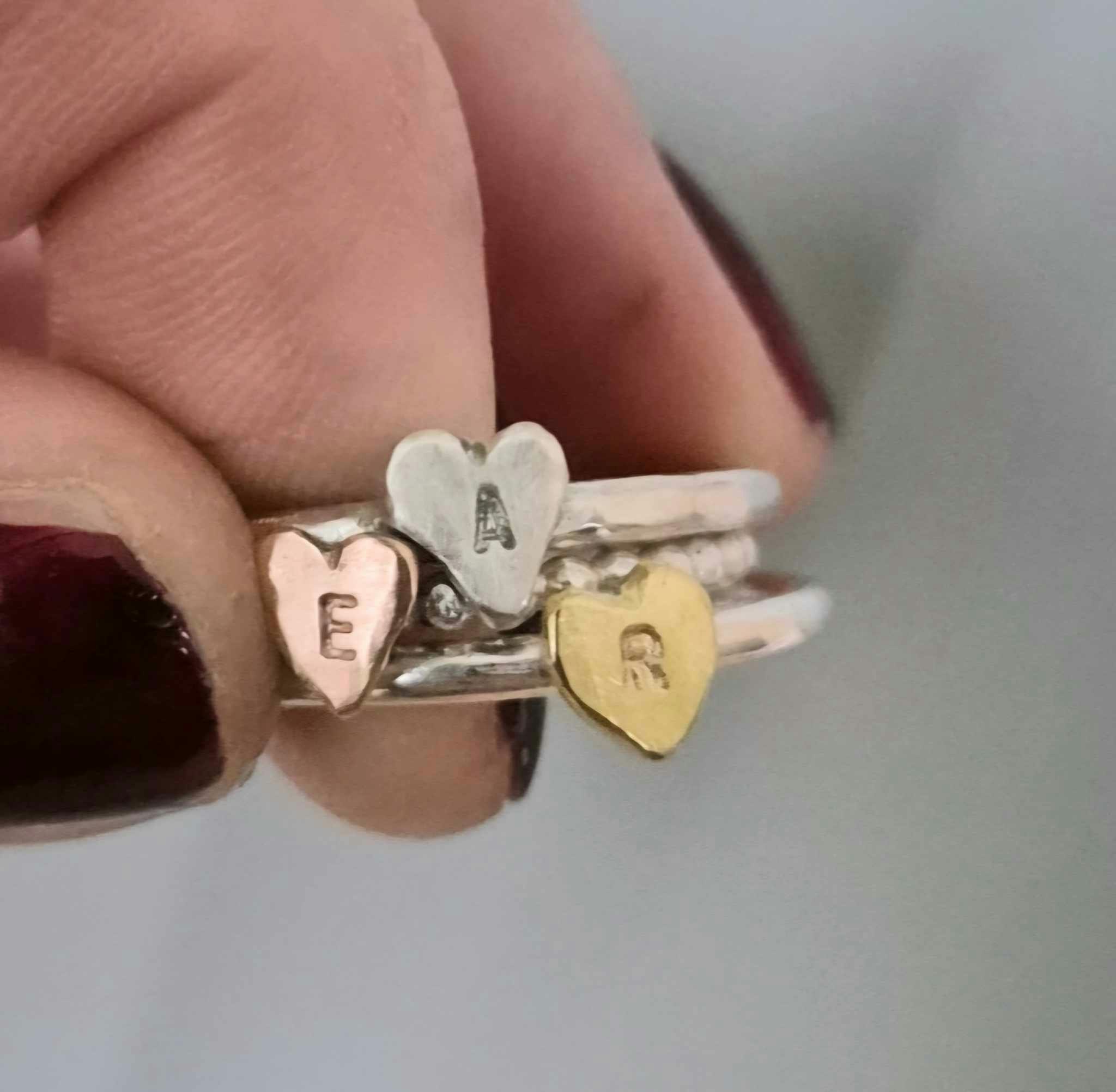 Happy Heart Initials hamrad silverring med ett handsågat bokstavshjärta i silver