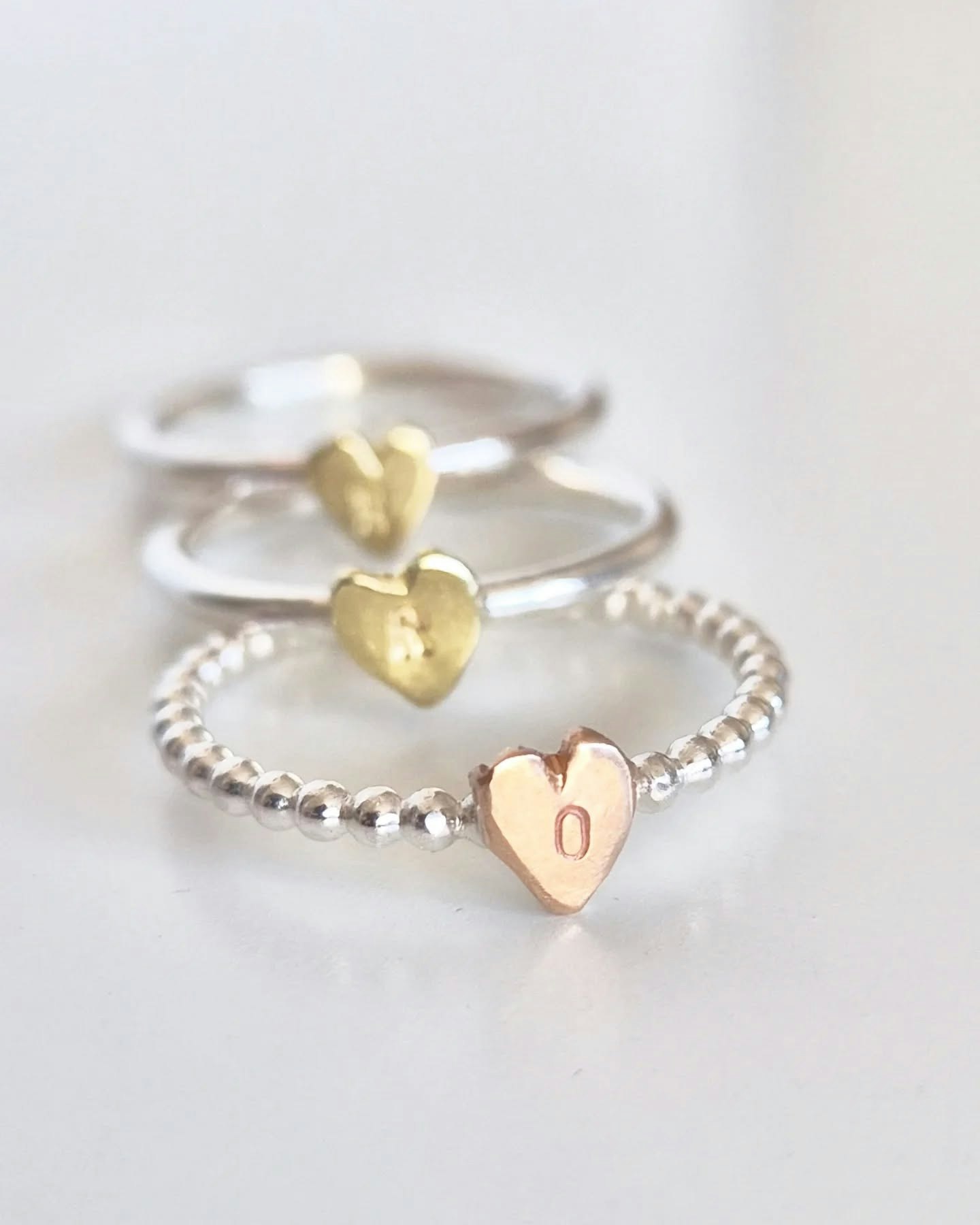 Happy Heart Initials kulring i äkta silver med handsågat bokstavshjärta i brons