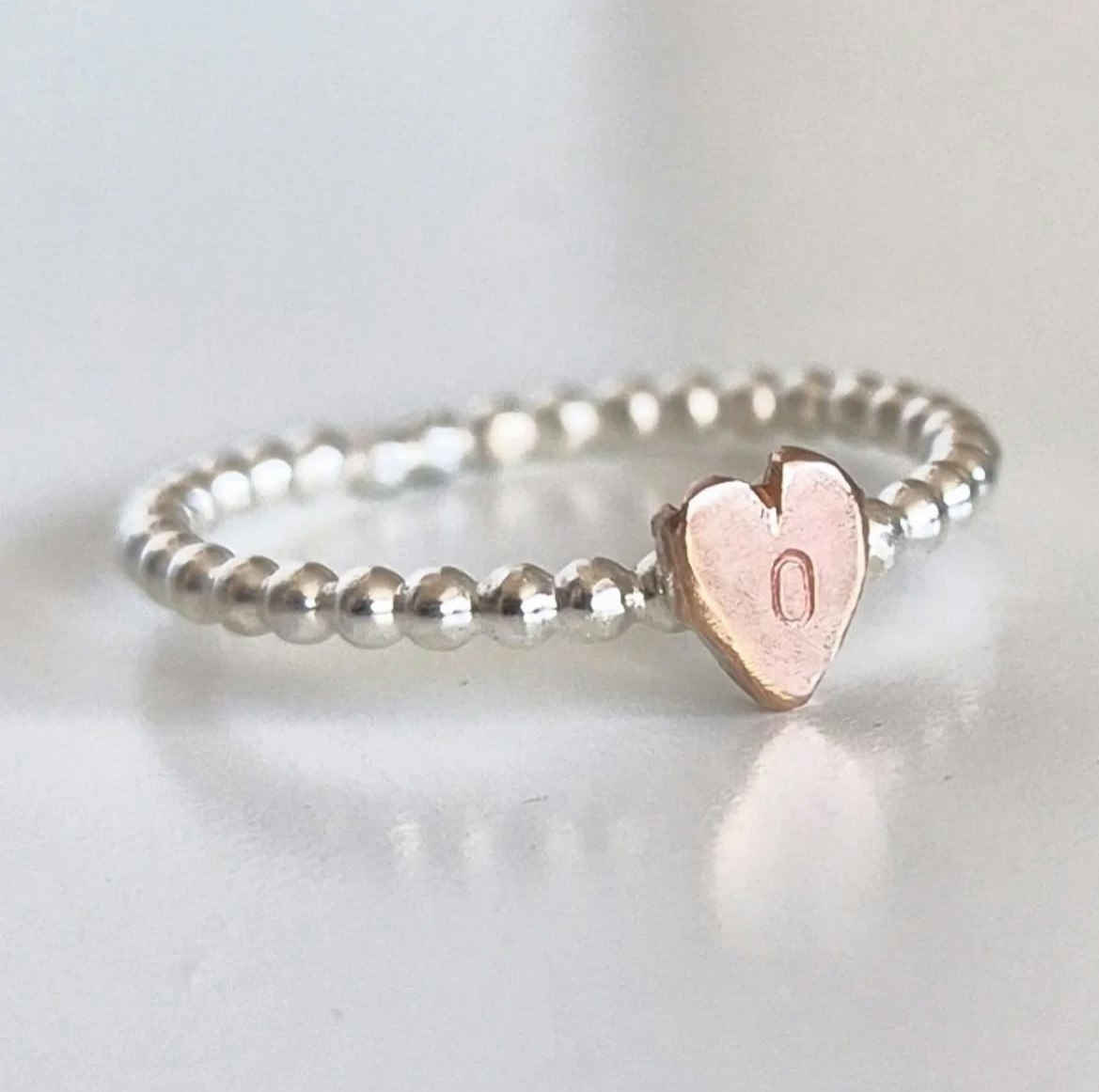 Happy Heart Initials kulring i äkta silver med handsågat bokstavshjärta i brons