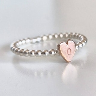 Happy Heart Initials kulring i äkta silver med handsågat bokstavshjärta i brons