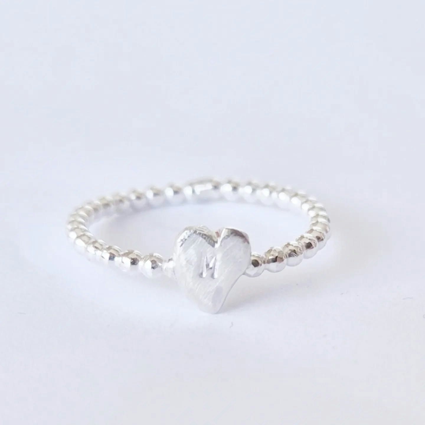 Happy Heart Initials kulring i silver med ett handsågat bokstavshjärta i silver