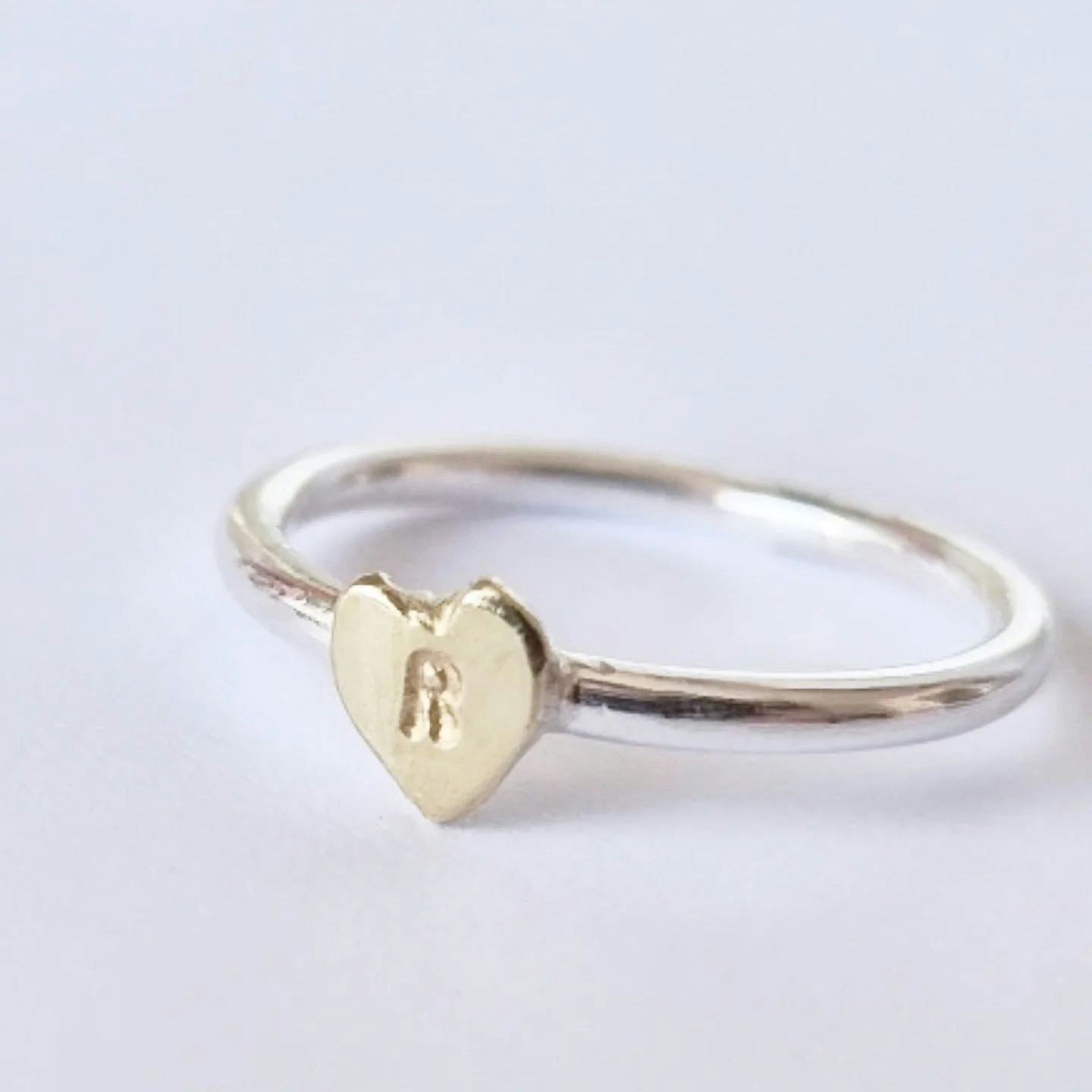 Happy Heart Initials handgjord slät silverring med ett handsågat boktstavshjärta i mässing