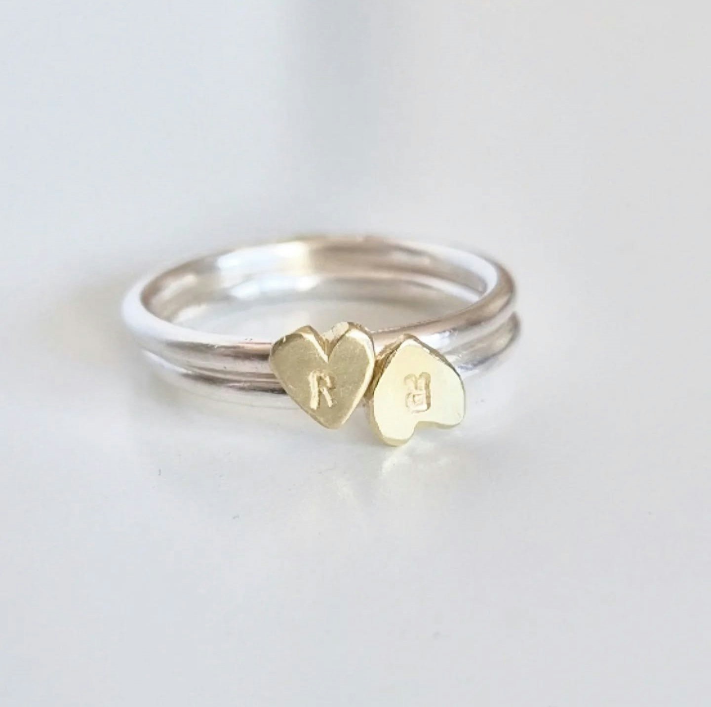 Happy Heart Initials handgjord slät silverring med ett handsågat boktstavshjärta i mässing