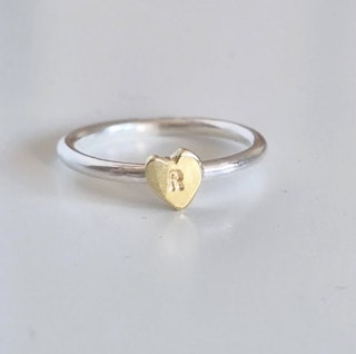 Happy Heart Initials handgjord slät silverring med ett handsågat boktstavshjärta i mässing