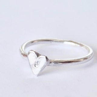 Happy Heart Initials slät silverring med ett handsågat bokstavshjärta i silver
