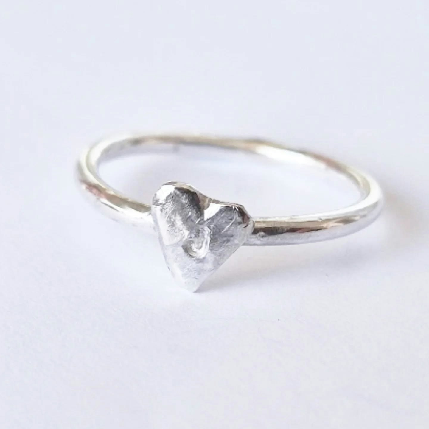 Happy Heart Initials slät silverring med ett handsågat bokstavshjärta i silver