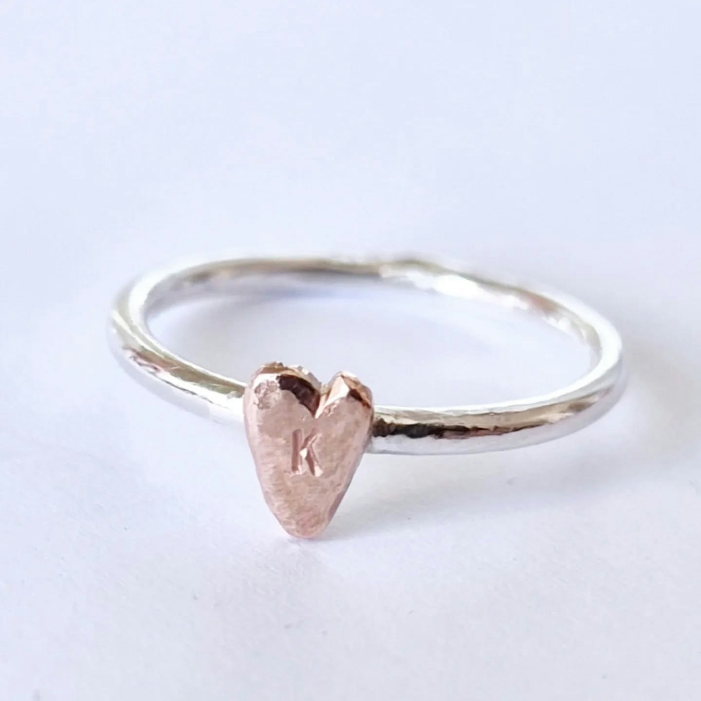 Happy Heart Initials en fin slät silverring med ett handsågat bokstavshjärta i brons