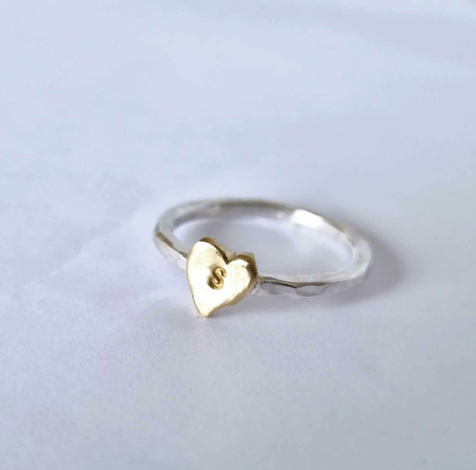 Happy Heart Initials hamrad silverring med handsågat bokstavshjärta i mässing
