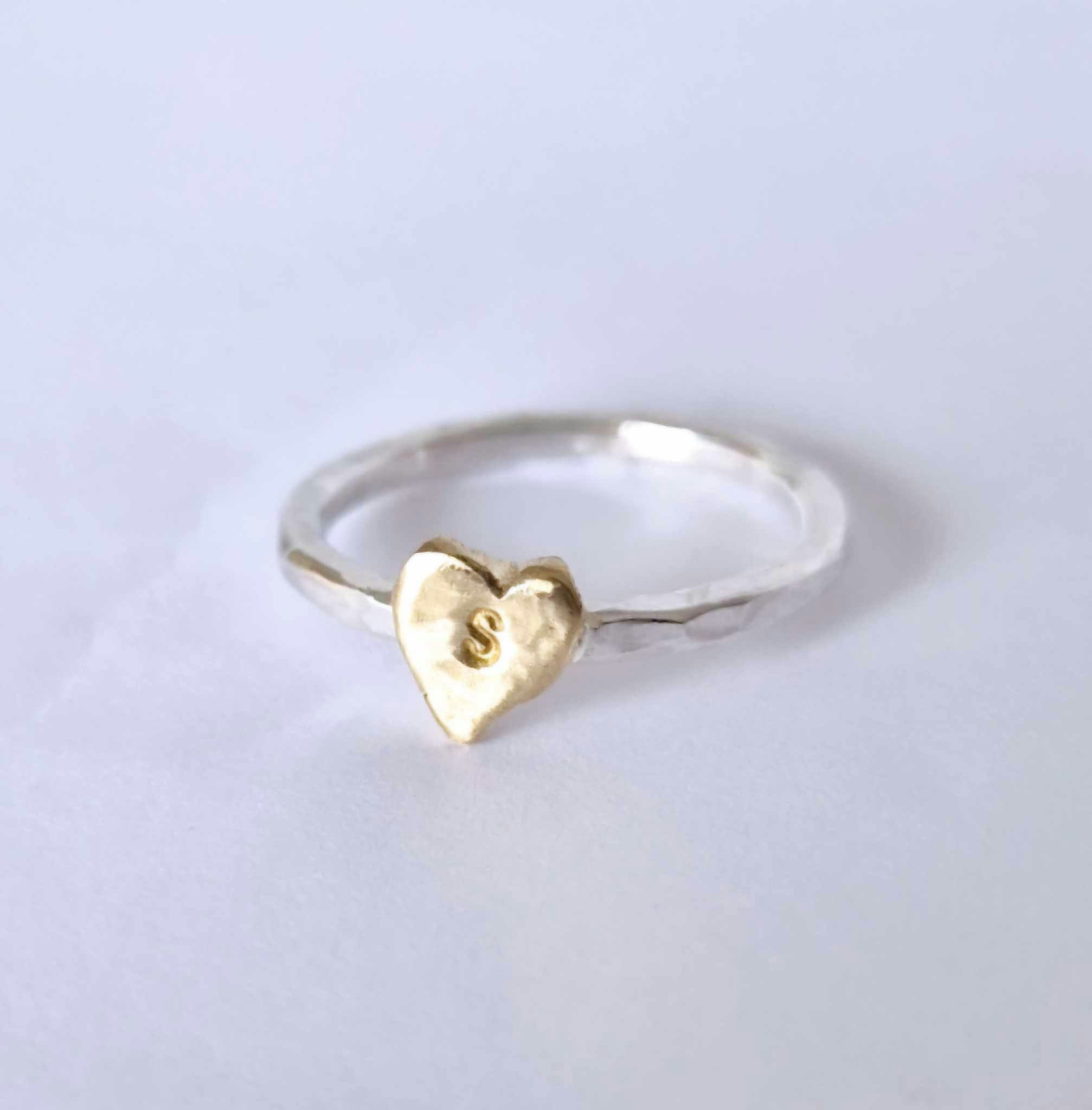 Happy Heart Initials hamrad silverring med handsågat bokstavshjärta i mässing