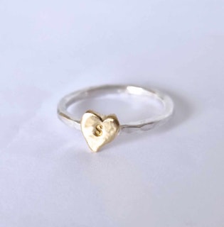 Happy Heart Initials hamrad silverring med handsågat bokstavshjärta i mässing