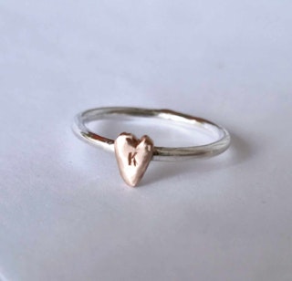 Happy Heart Initials en fin slät silverring med ett handsågat bokstavshjärta i brons