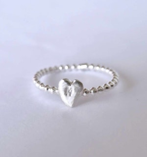 Happy Heart Initials kulring i silver med ett handsågat bokstavshjärta i silver