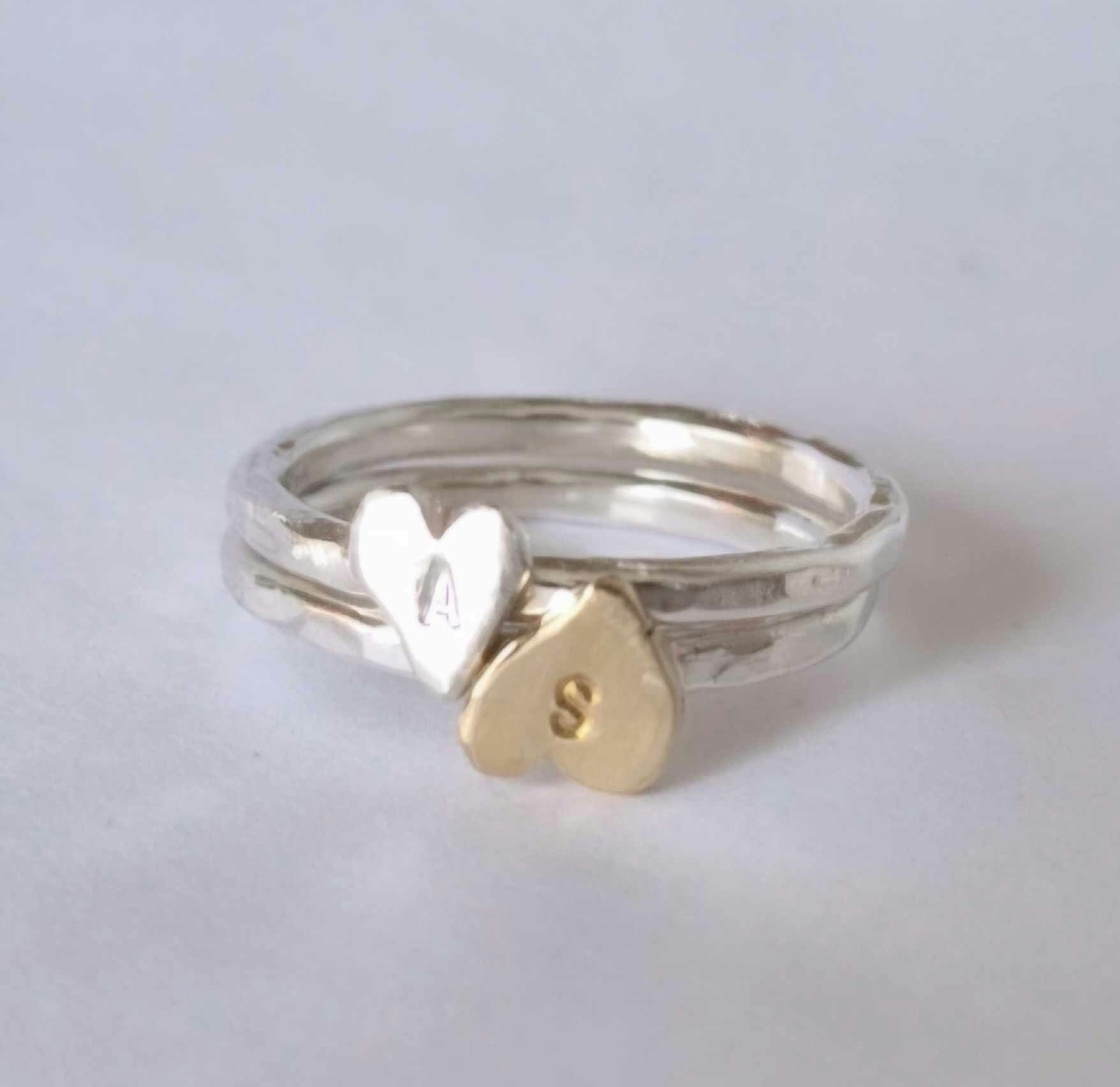 Happy Heart Initials hamrad silverring med ett handsågat bokstavshjärta i silver