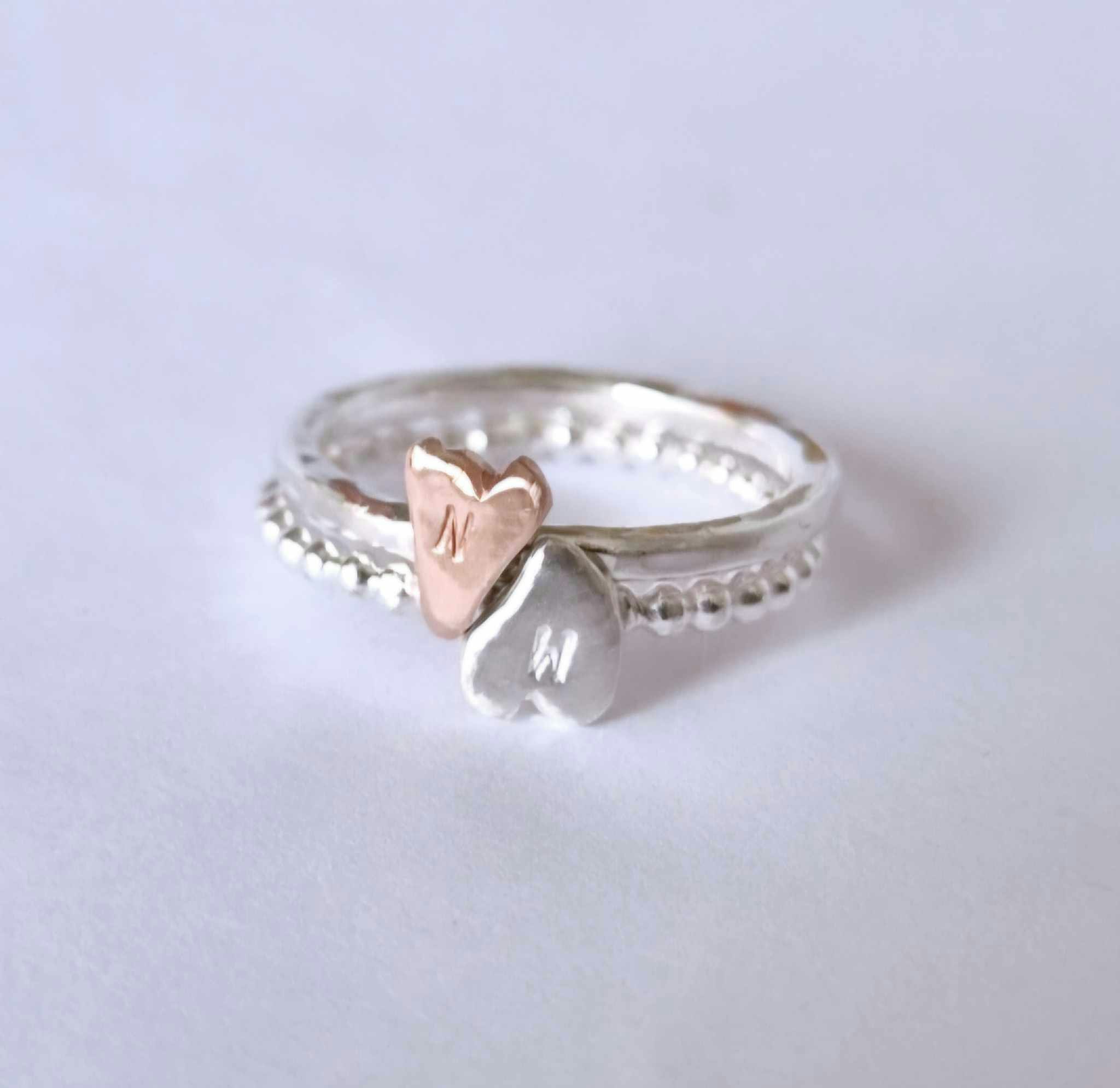 Happy Heart Initials hamrad silverring med bokstavshjärta i brons