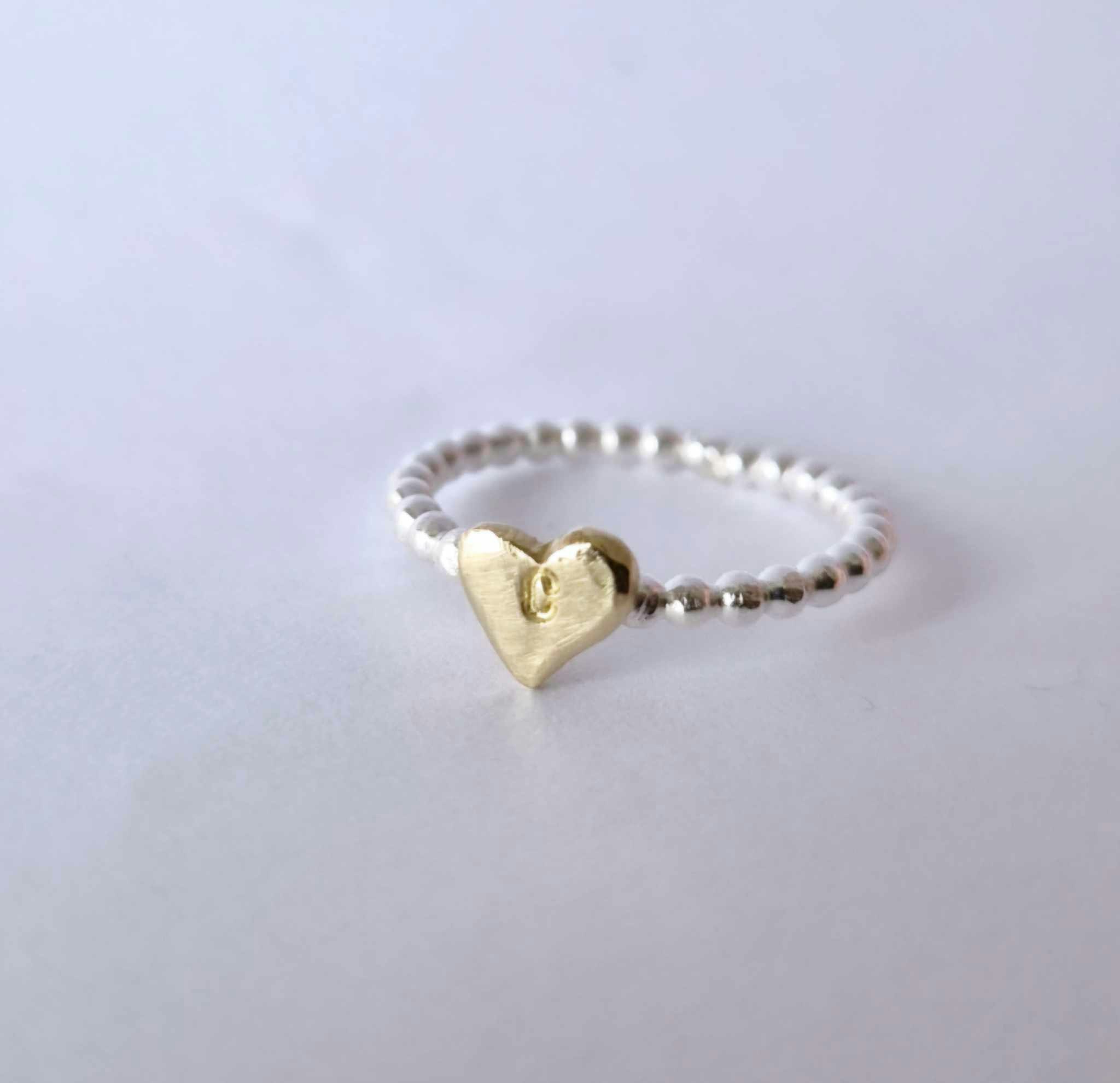 Happy Heart Initials kulring i äkta silver med handsågat bokstavshjärta i mässing