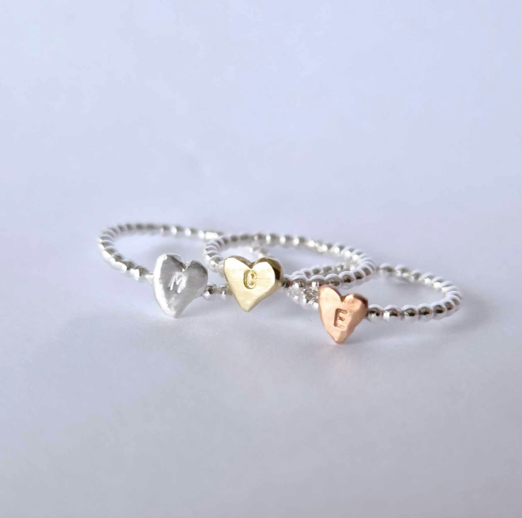 Happy Heart Initials kulring i äkta silver med handsågat bokstavshjärta i mässing