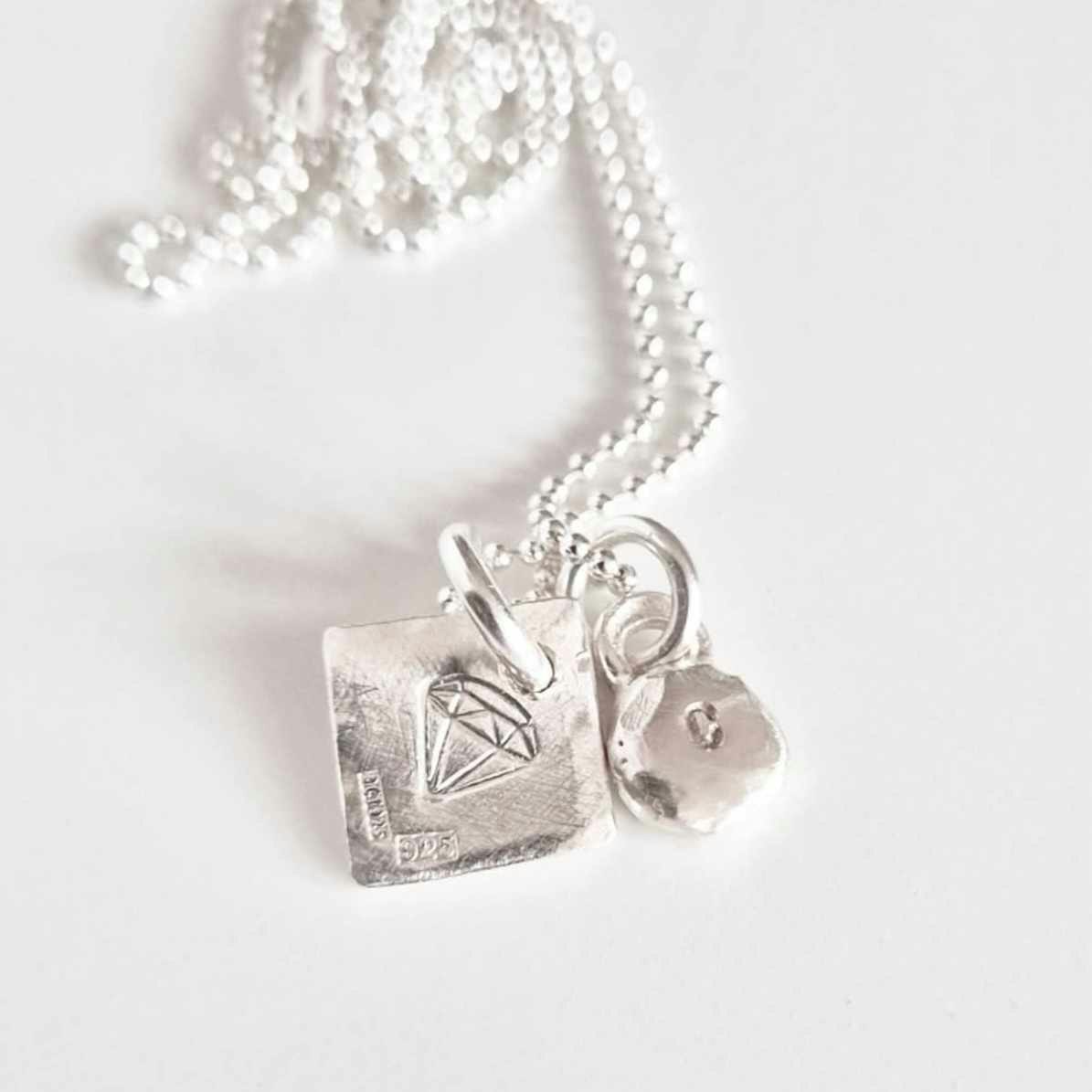 Silverdiamanten en handgjord silverberlock med en silverdiamant