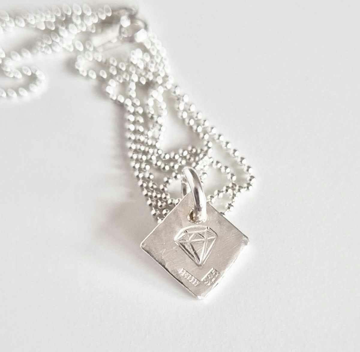 Silverdiamanten en handgjord silverberlock med en silverdiamant