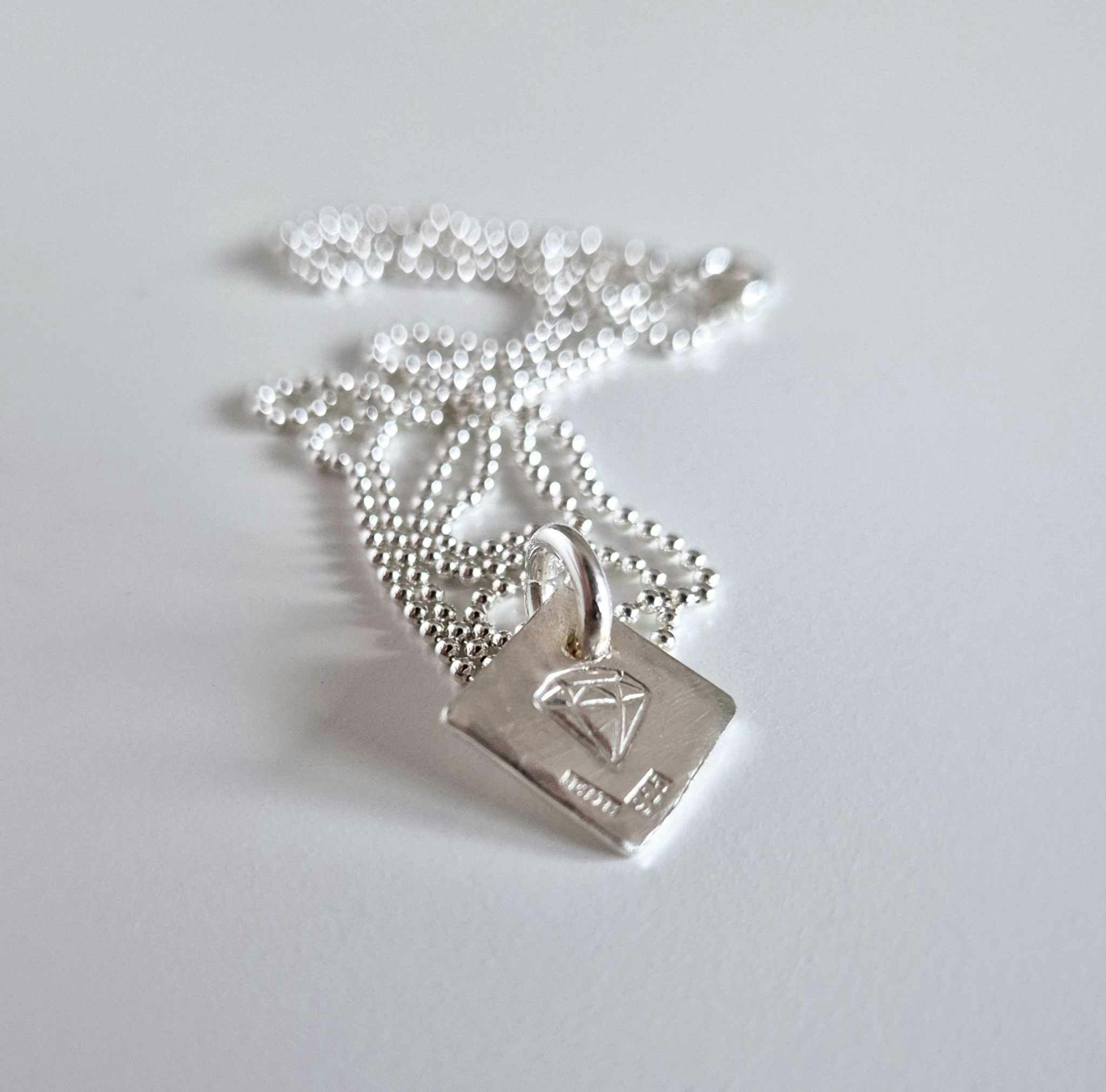 Silverdiamanten en handgjord silverberlock med en silverdiamant