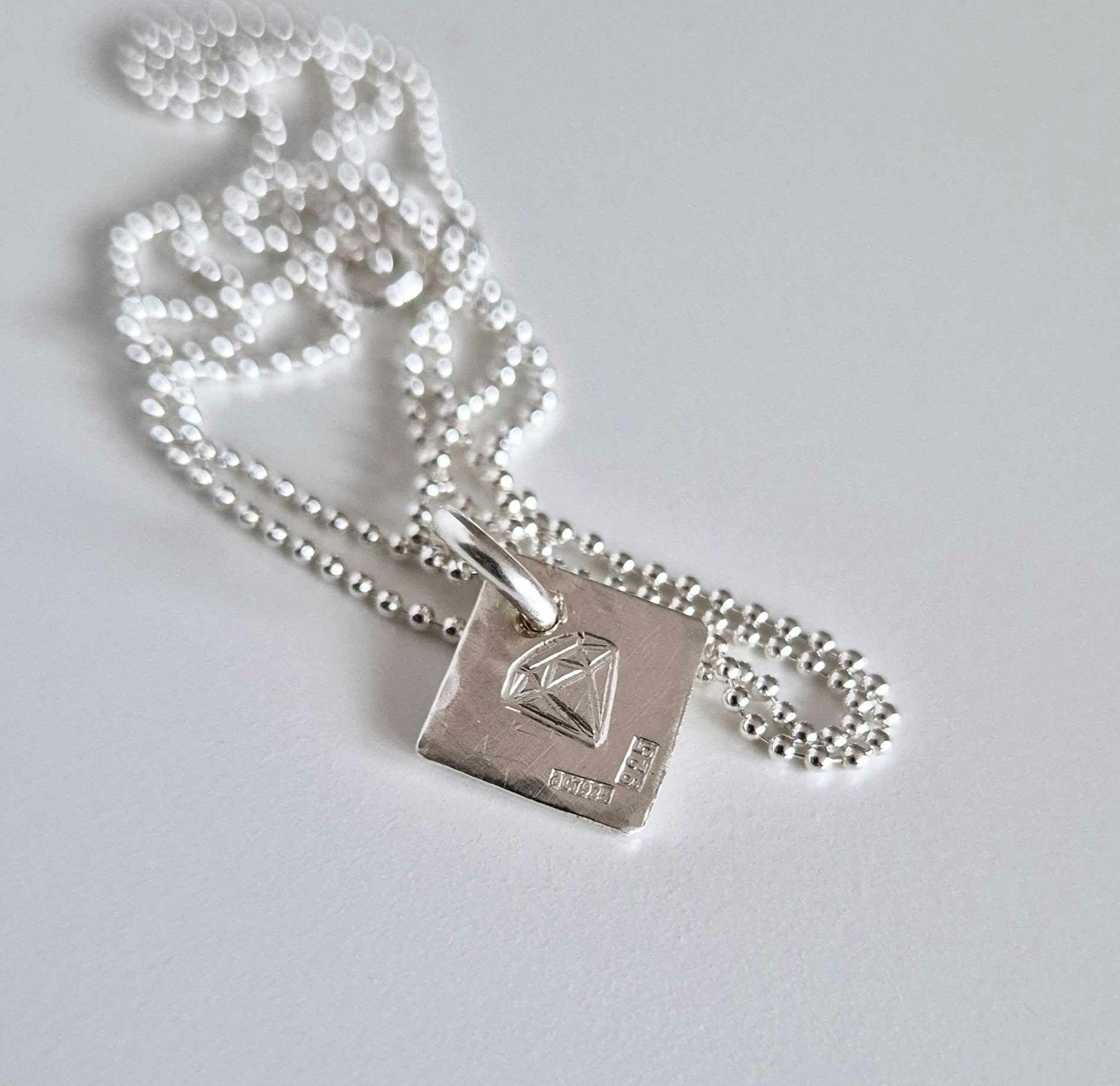 Silverdiamanten en handgjord silverberlock med en silverdiamant