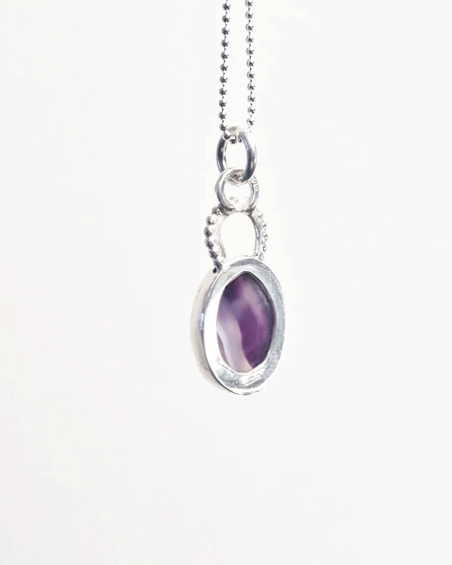 Lila agat, randig och ljuvlig, en cabochon, infattad i äkta silver