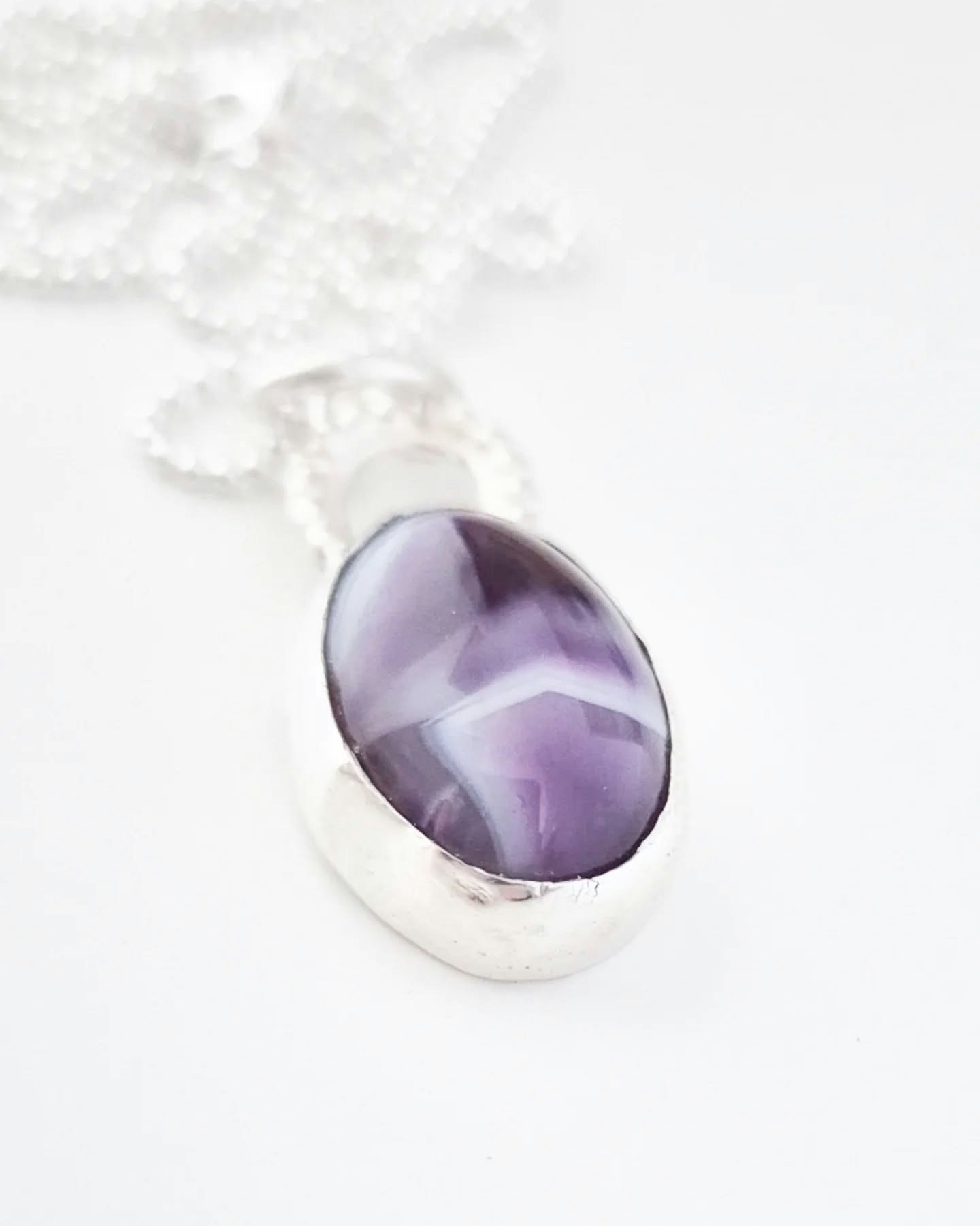 Lila agat, randig och ljuvlig, en cabochon, infattad i äkta silver