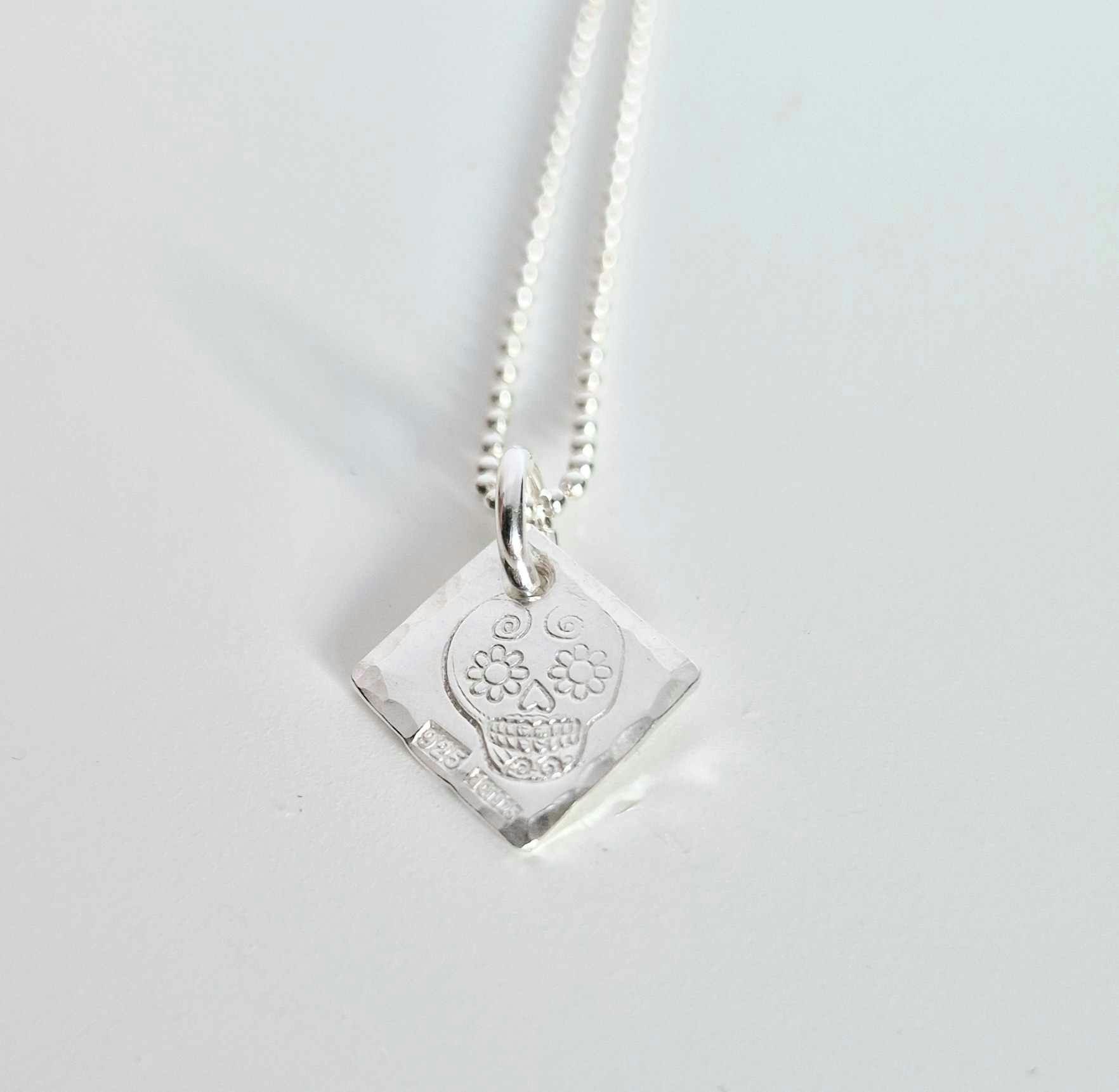 Silverhalsband med en döskalle i äkta silver HIM