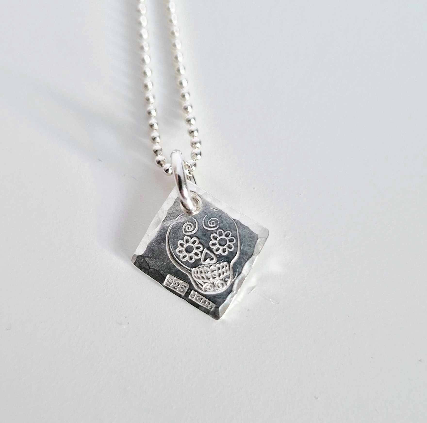 Silverhalsband med en döskalle i äkta silver HIM