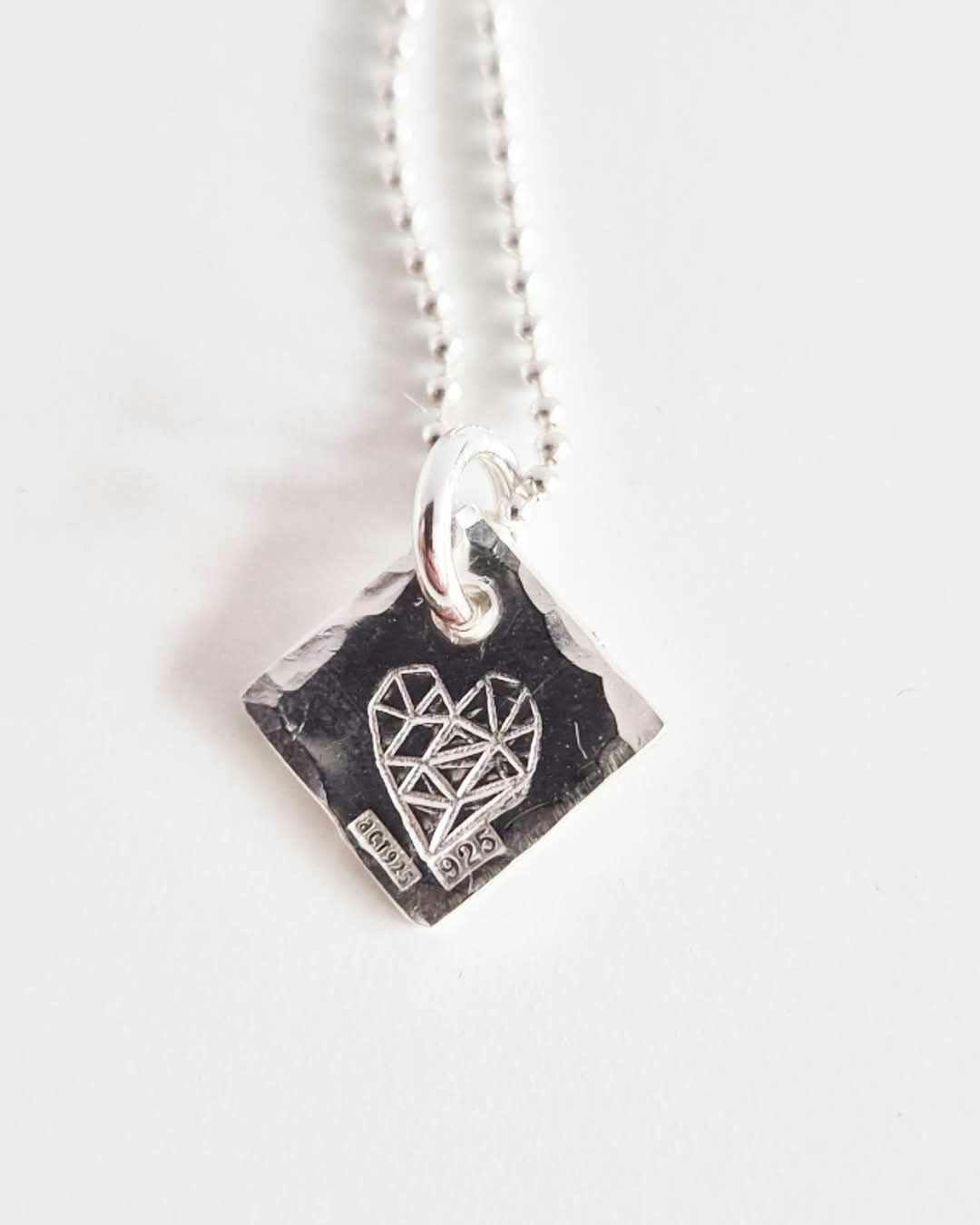 Silverhalsband Eterna en fin berlock med ett hjärta