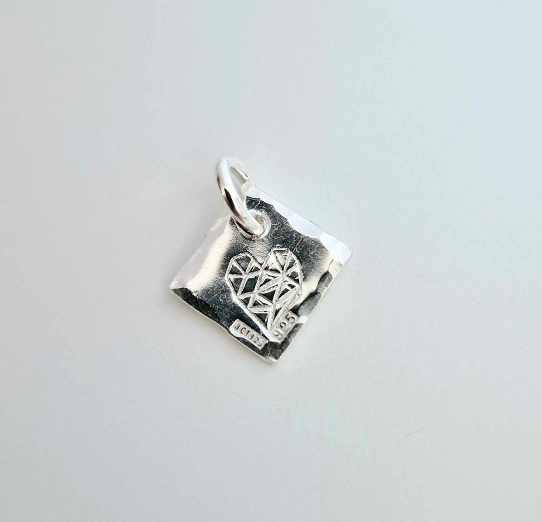 Silverhalsband Eterna en fin berlock med ett hjärta