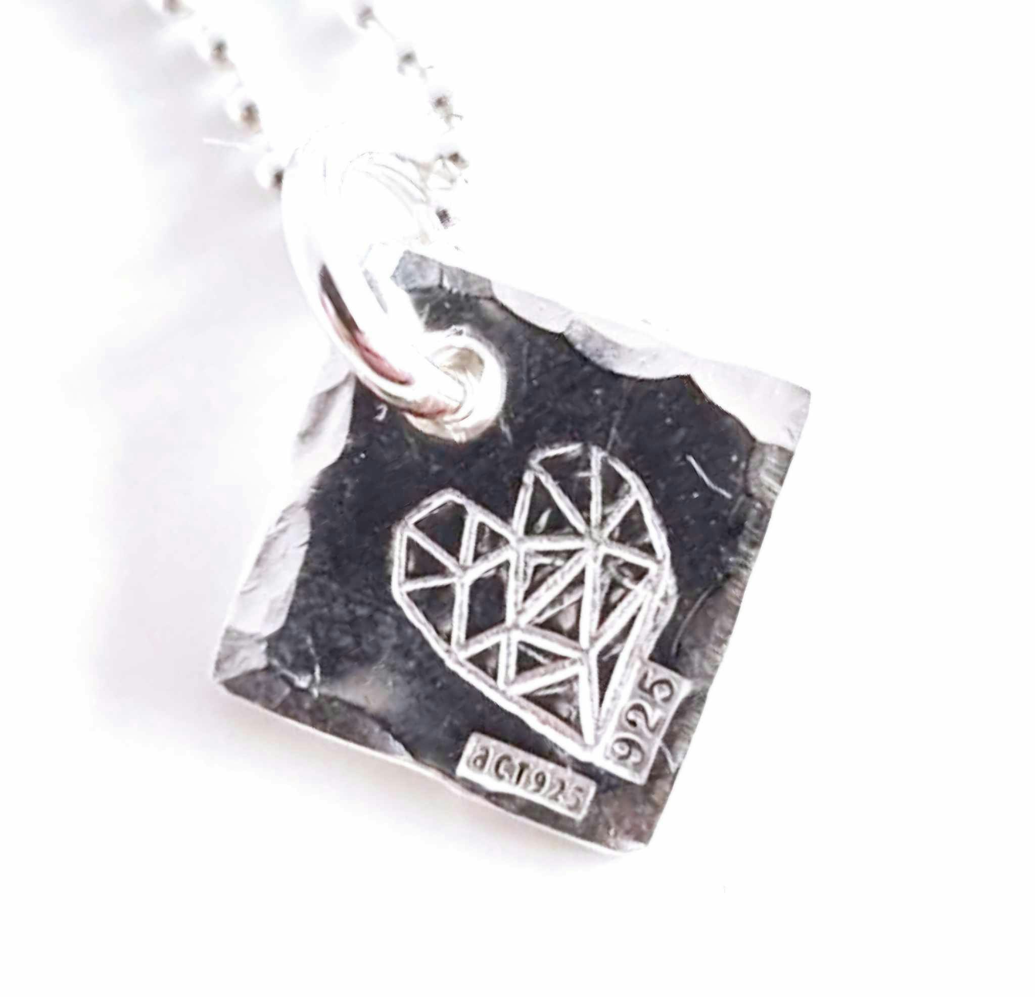 Silverhalsband Eterna en fin berlock med ett hjärta