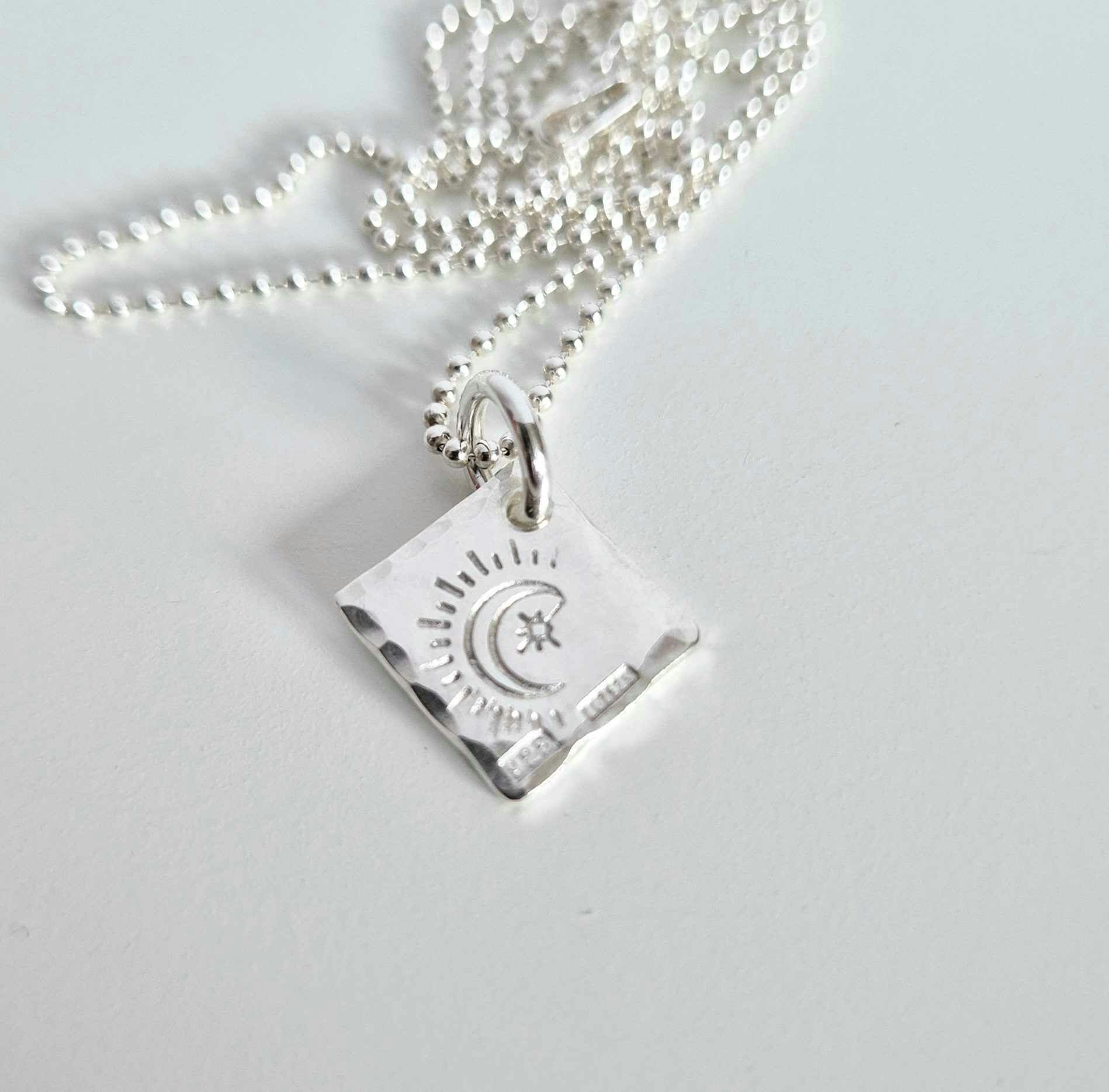 Silvermoon ett fint halsband i äkta silver med en måne