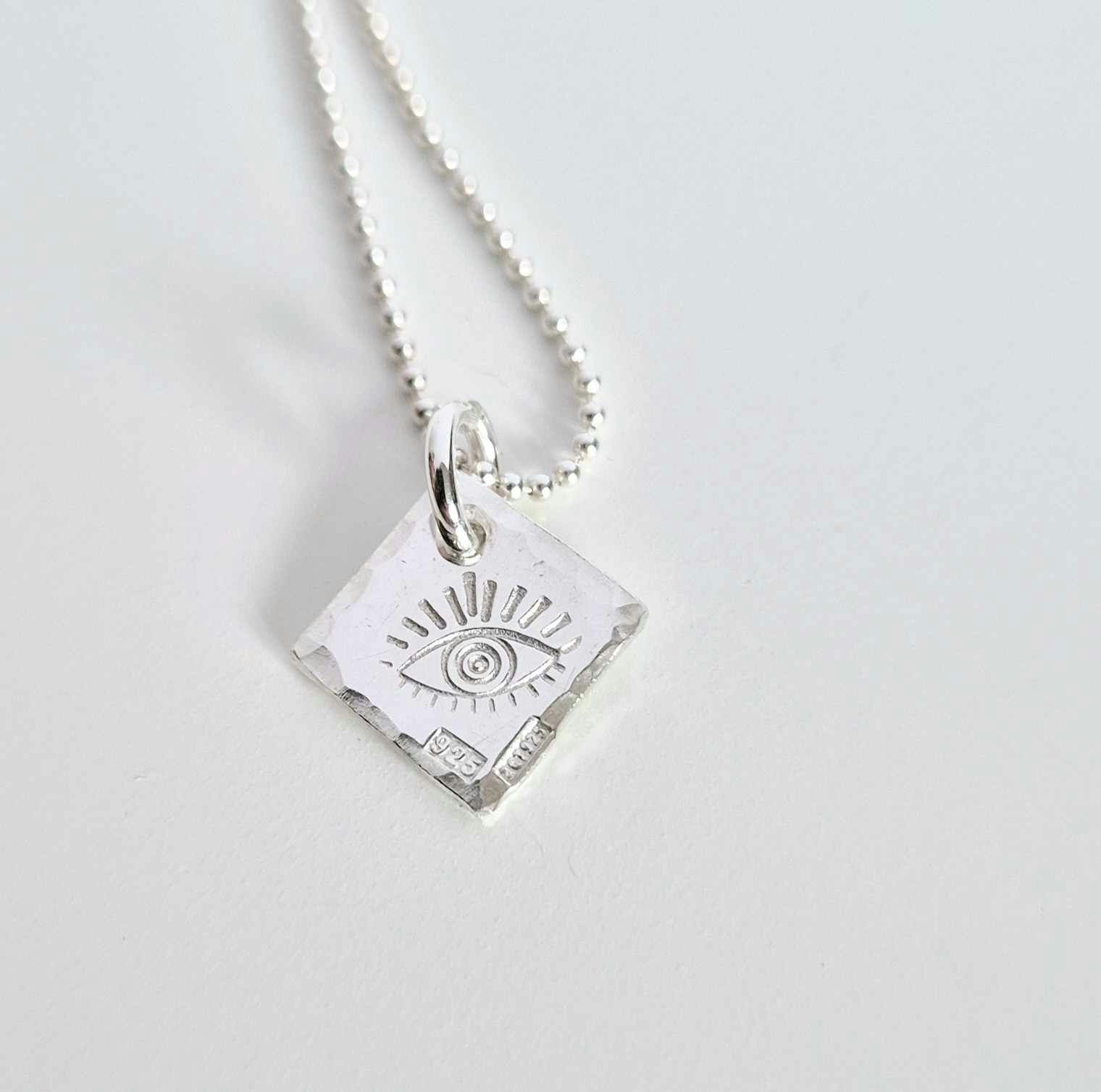 I see You Ett fint silverhalsband med ett öga på