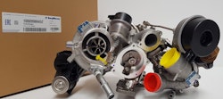 10009980434 / 10009980452 - BorgWarner fabriksny original 2 stegs dubbelturbo till Volvo D420T2, D420T8, VED4 HP Gen3