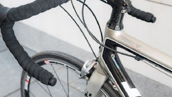 Bikefinder Dummy-plugg - Gör att båda ändarna på styret ser likadana ut när du har en Bikefinder spårsändare