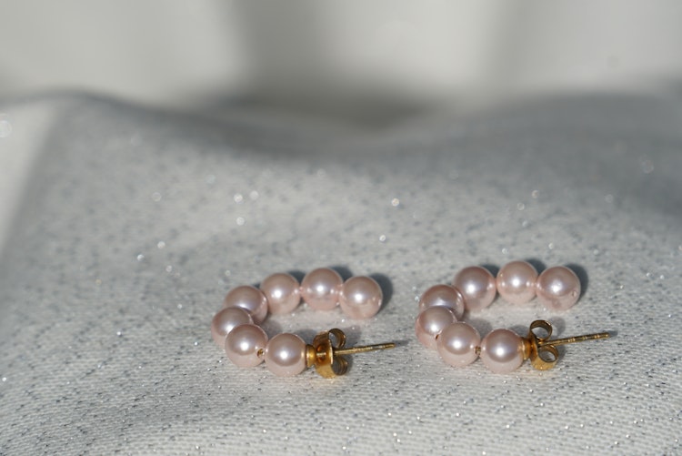 PÄRLÖRHÄNGE PÄRLA LJUS ROSA FÖR BRÖSTCANCERFORSKNINGEN