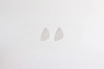 Dainty Pebble stud earrings silver | shiny finish