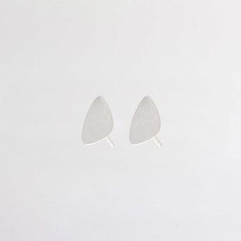 Dainty Pebble stud earrings silver | shiny finish