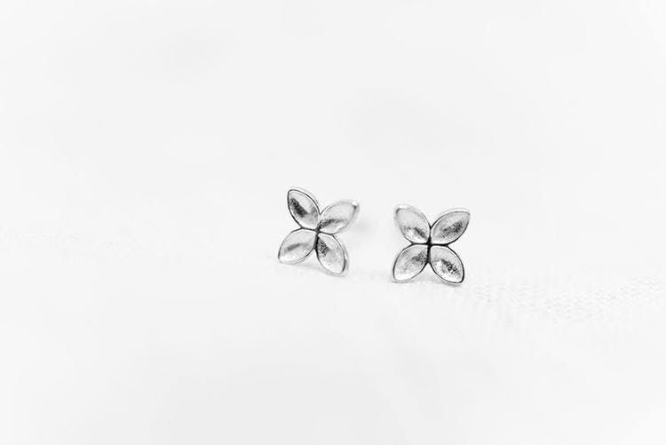 Floret stud earrings silver