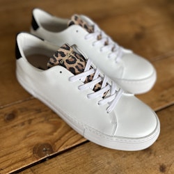 MOORE W WHITE/BEIGE LEOPARD sneaker från Sneaky Steve