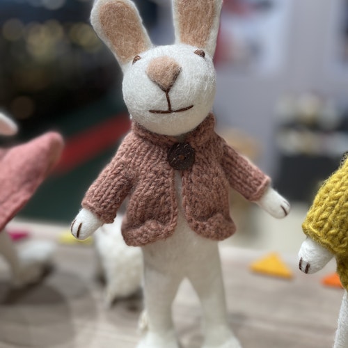 Tufted wool rabbit with pink cardigan 14 cm