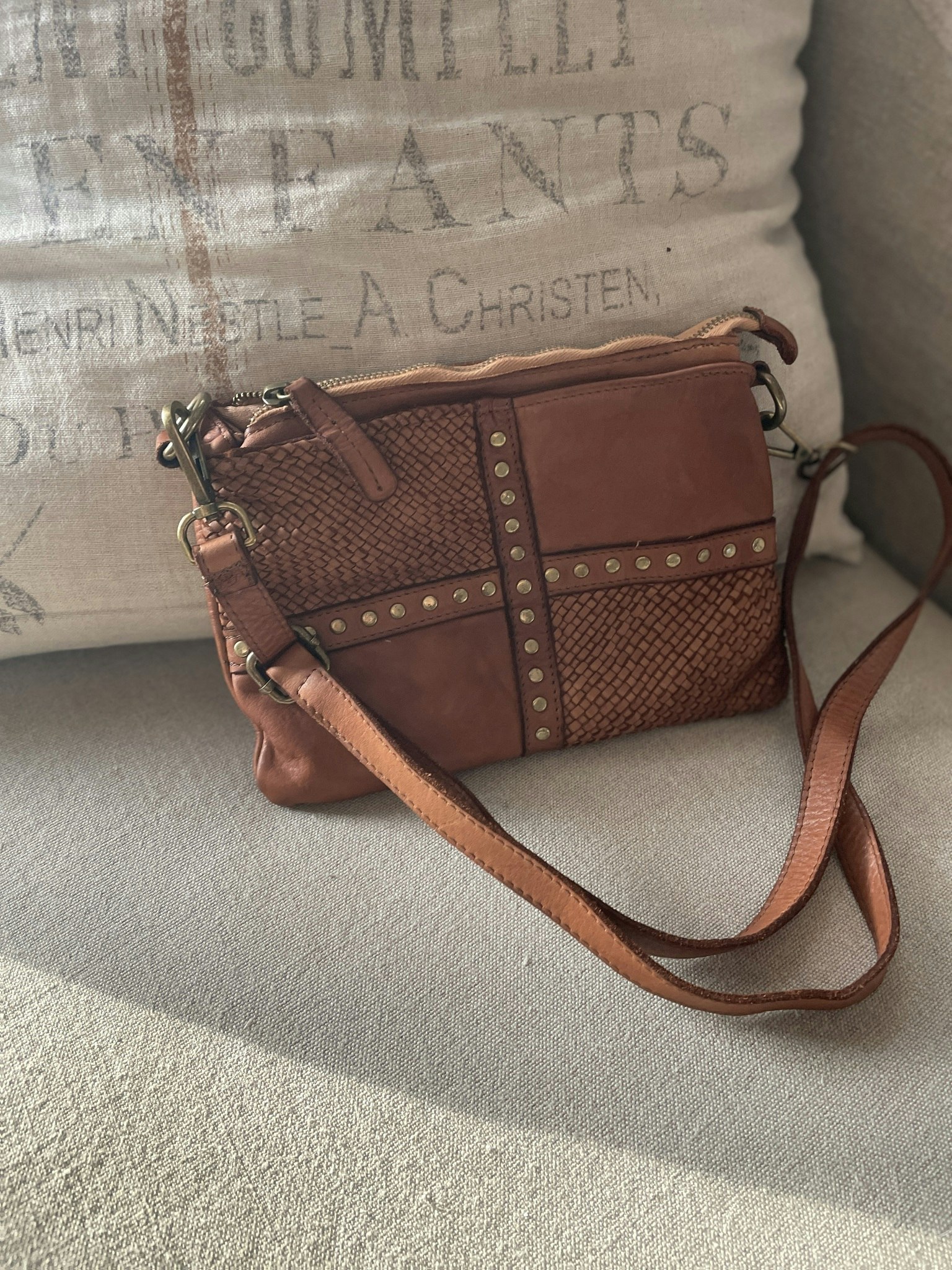 Italian leather bag with rivets brown