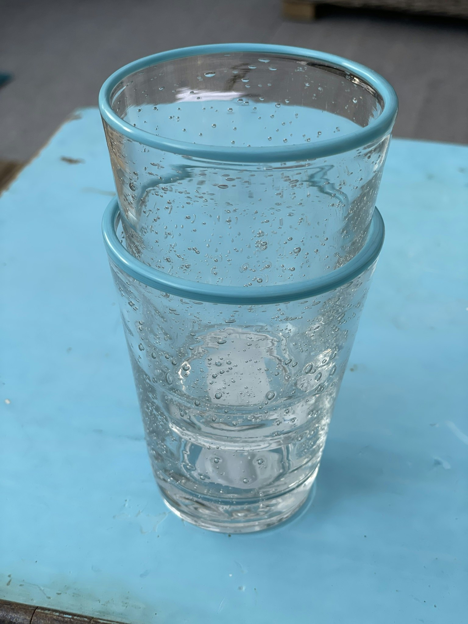 Glass with blue or green rim