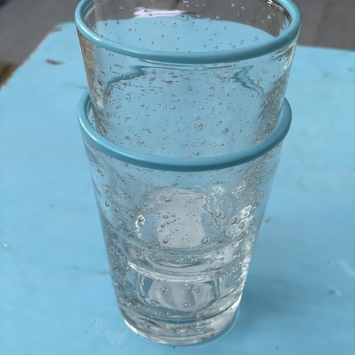 Glas med blå eller grön kant