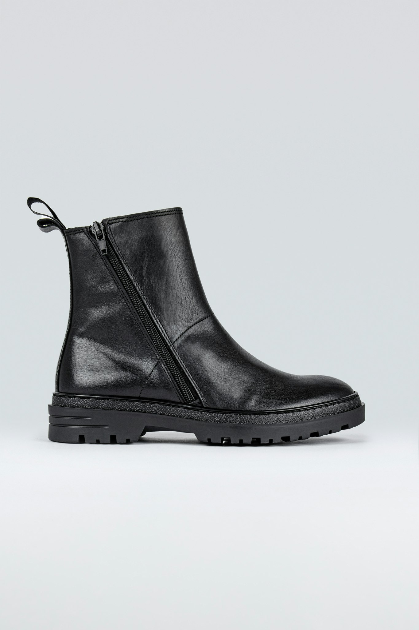 Carry W boots from Sneaky Steave Black